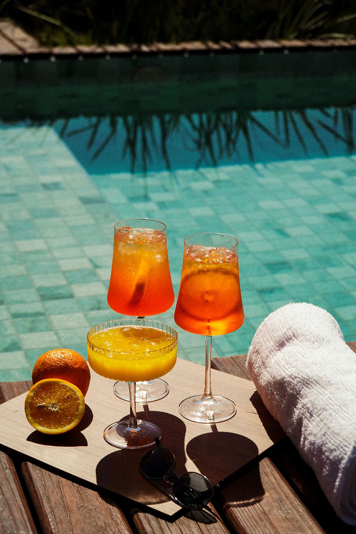 Drinks e frutas à beira da piscina