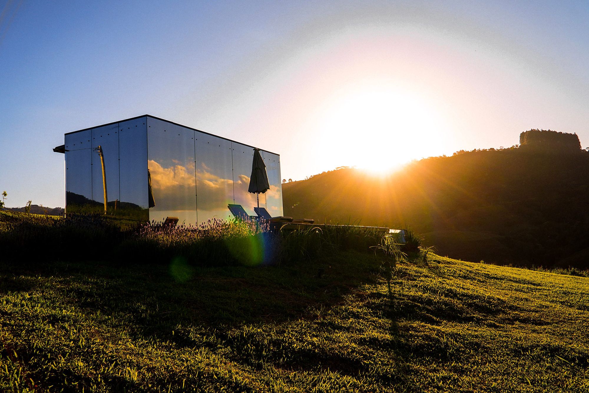 A cabana espelhada ao pôr do sol